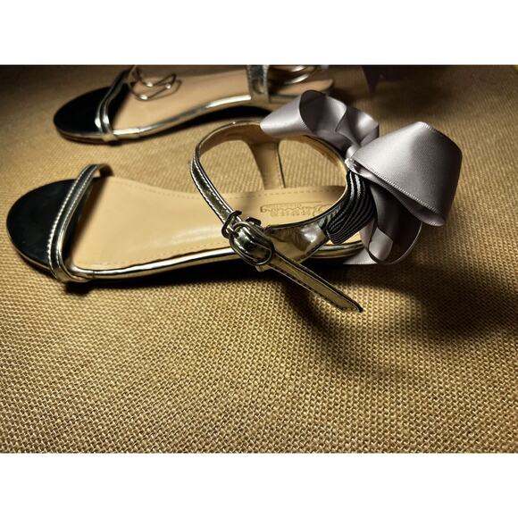 Silver Sandals with Bows- Big Girls size 3.5 Xian Meng Xian Ying - Picture 10 of 15